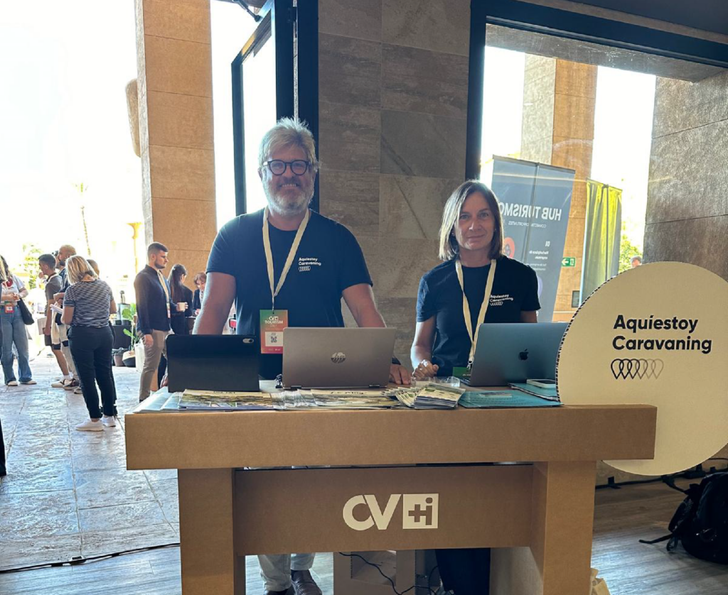 Fundadores de Aquíestoy Caravaning en evento sobre innovación y turismo